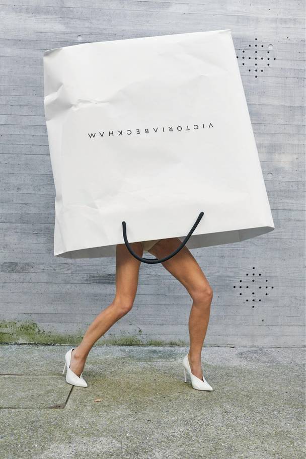 H Victoria Beckham βγαίνει από μια τεράστια shopping bag (ξανά!)