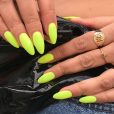 Τα neon νύχια αποτελούν hot, καλοκαιρινό trend