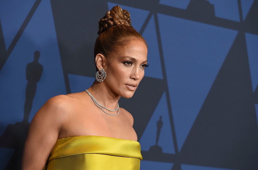 H εντυπωσιακή εμφάνιση της J.Lo στα Governors Awards