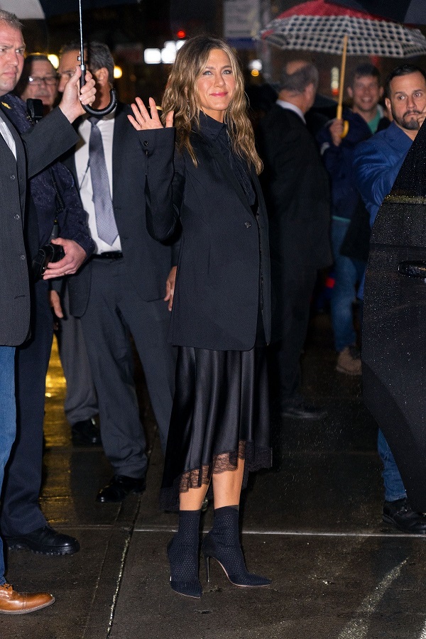 H Jennifer Aniston απογειώνει το slip dress
