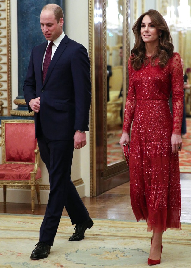 H red chic ερφάνιση της Kate Middleton στο Buckingham Palace
