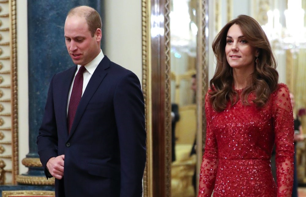 H red chic ερφάνιση της Kate Middleton στο Buckingham Palace