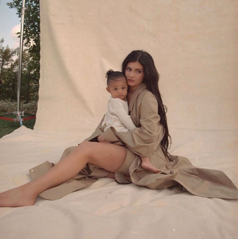 Η Kylie Jenner δημιουργεί beauty συλλογή με την κόρη της Stormi