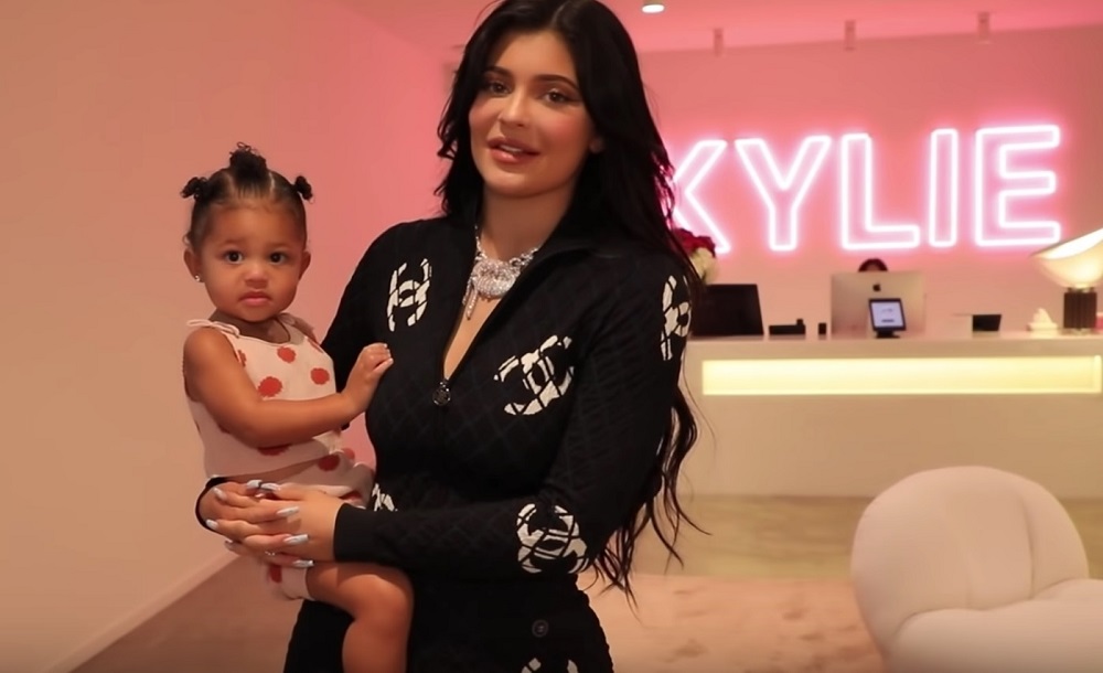 Η Kylie Jenner δημιουργεί beauty συλλογή με την κόρη της Stormi