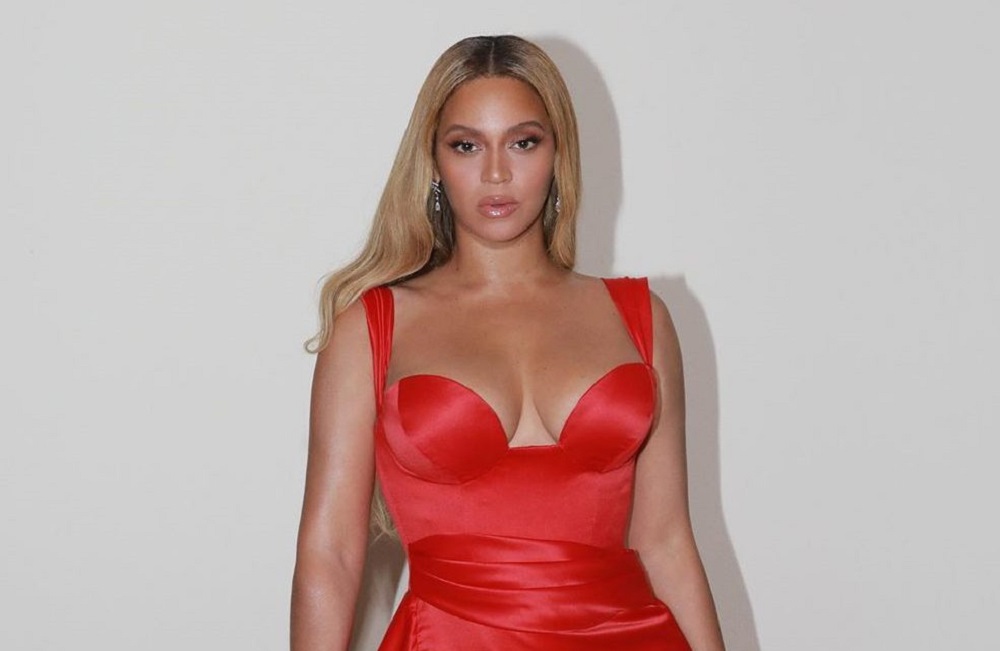 H Beyoncé αναστατώνει τα πλήθη με την κόκκινη τουαλέτα της