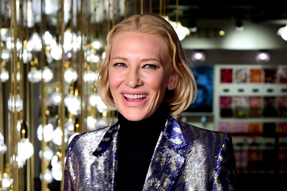 Η Cate Blanchett απογειώνει το metallic jacket