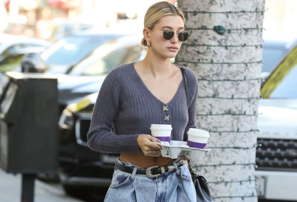 To non skinny jean της Hailey Bieber είναι σούπερ cool
