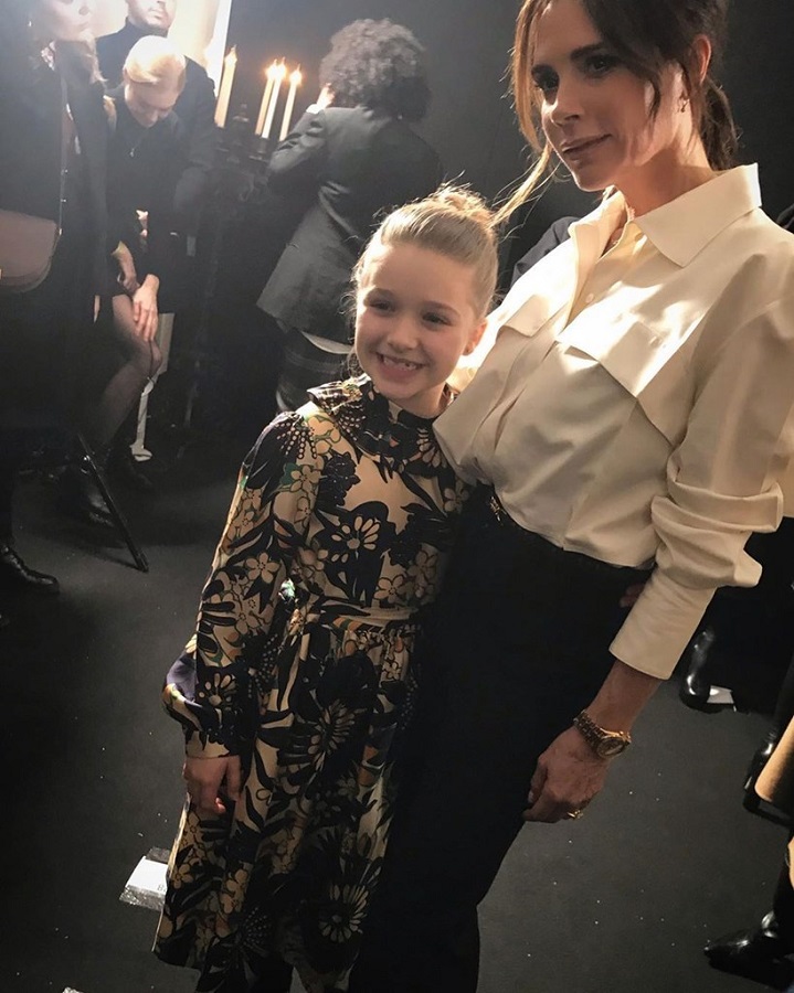 Η Harper Beckham φοράει το πρώτο custom-made φόρεμα που σχεδίασε η μαμά της