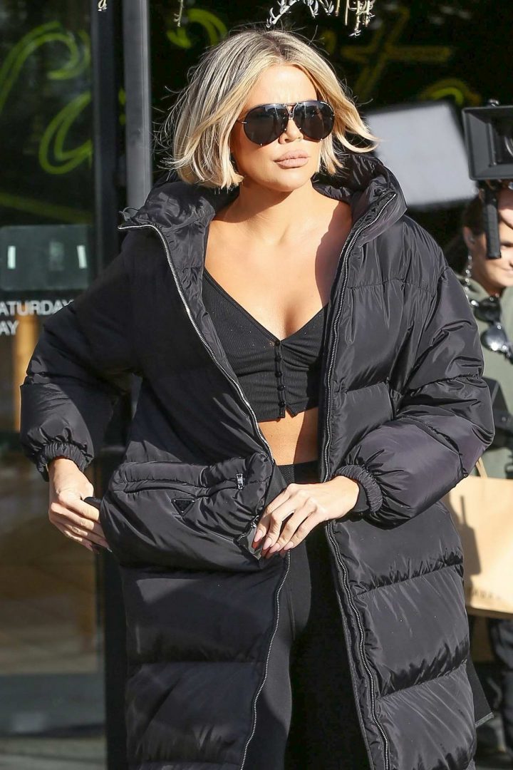 H Khloe Kardashian με ένα total black casual outfit 