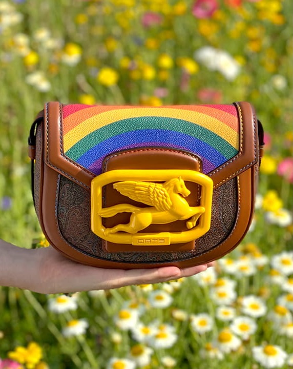 Η νέα τσάντα του brand ETRO υποστηρίζει τη διαφορετικότητα 