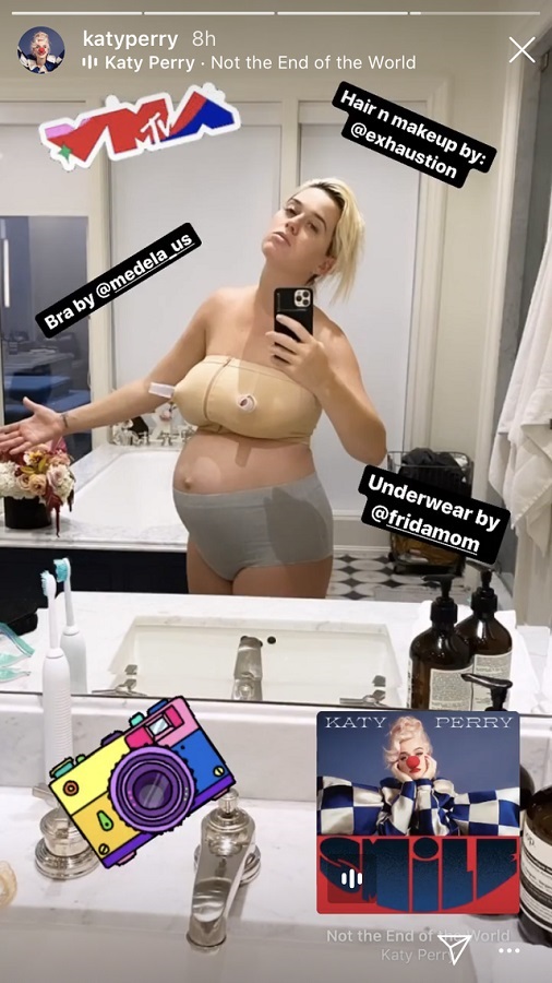 Η Katy Perry δείχνει ακομπλεξάριστη το σώμα της αμέσως μετά τη γέννα 