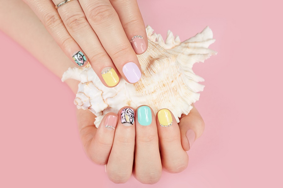 To χρωματιστό γαλλικό manicure είναι το νέο nail trend 