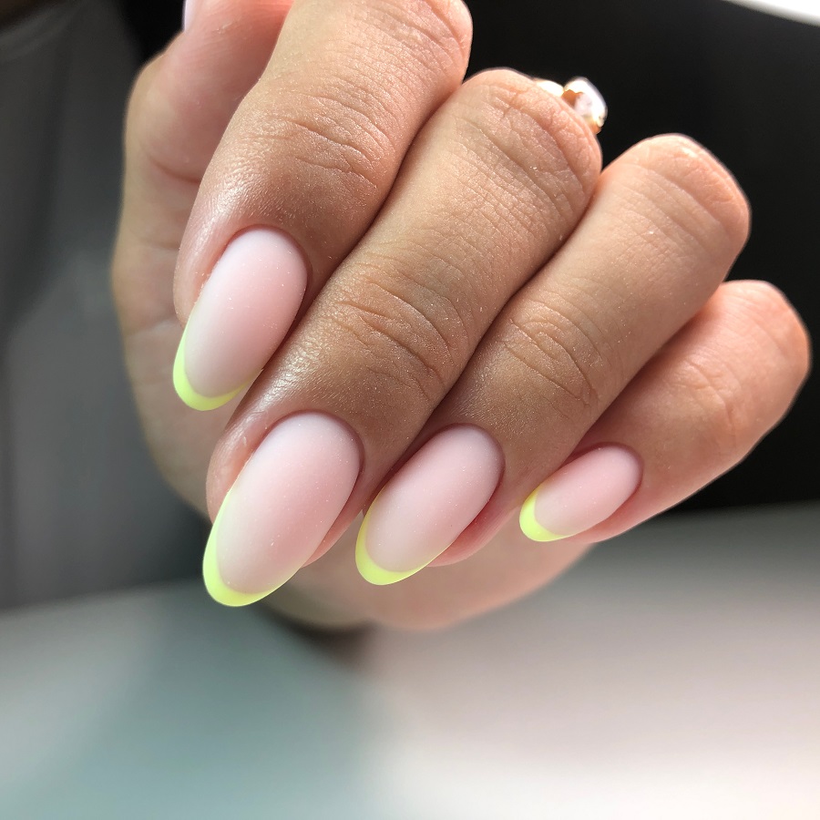 To χρωματιστό γαλλικό manicure είναι το νέο nail trend 