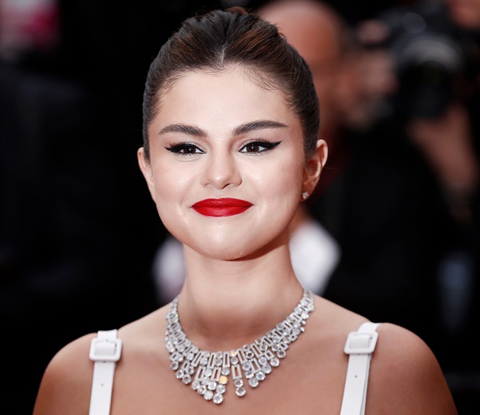 H Selena Gomez μας δείχνει το κατάλληλο κόκκινο μανό 
