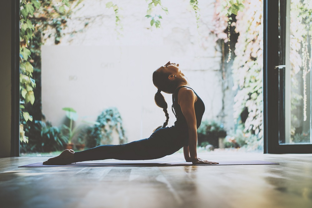 Το πρόγραμμα power yoga που θα λατρέψεις