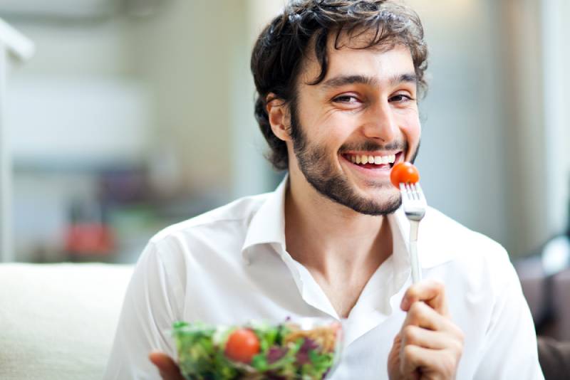 man eating heallthy to prevent acne