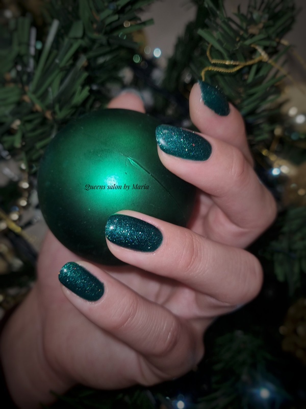 green glitter festive nail