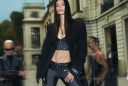 H Emily Ratajkowski στη νέα καμπάνια του Versace