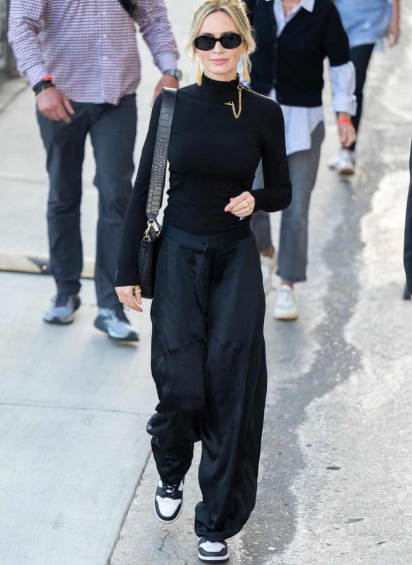 cozy_vibe_emily_blunt_a