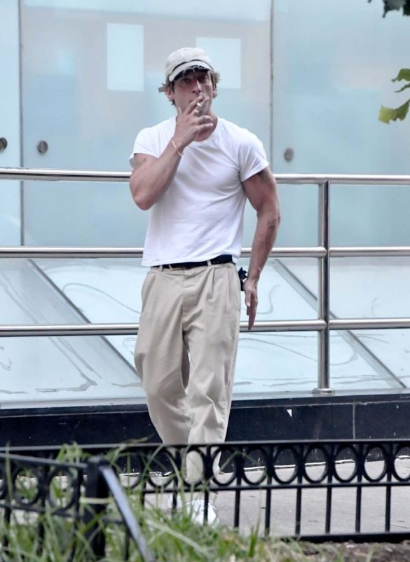 cozy_vibe_jeremy_allen_white_a