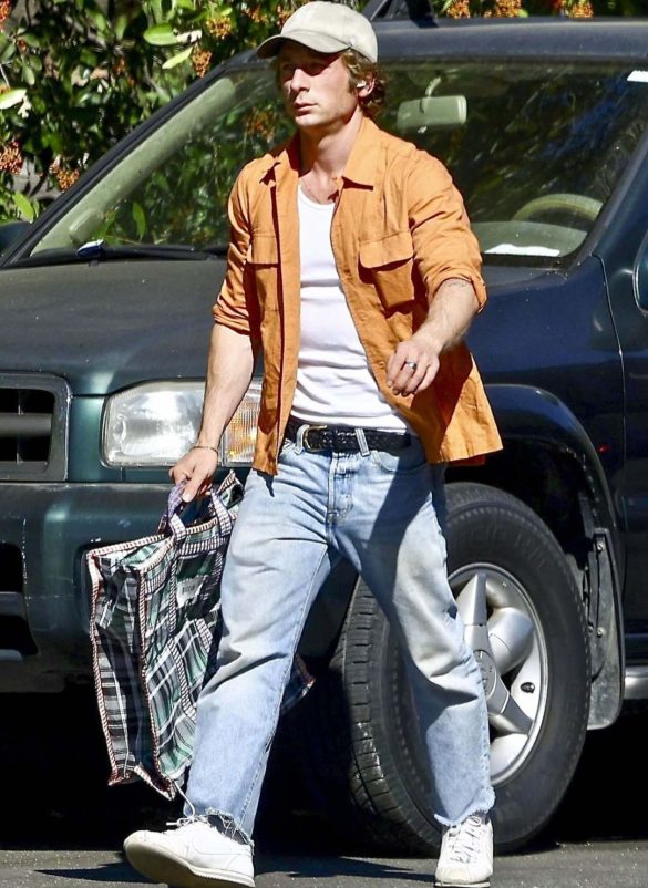 cozy_vibe_jeremy_allen_white_b Jeremy Allen White